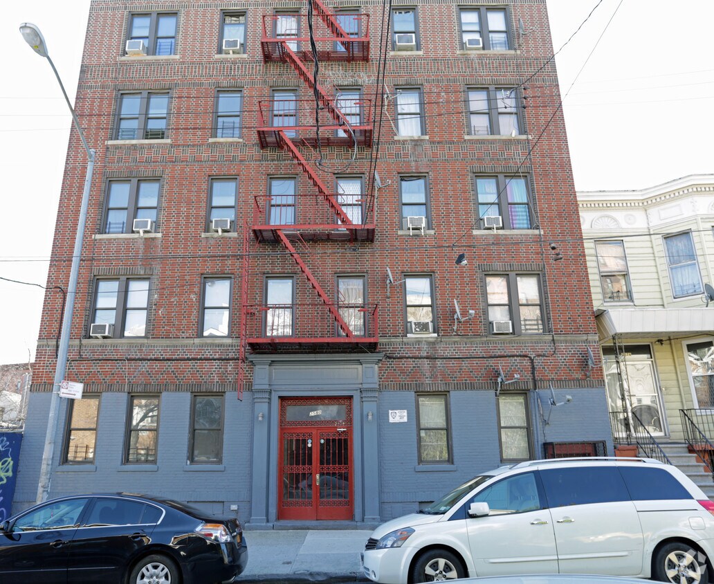 Building Photo - 2580 Bainbridge Ave