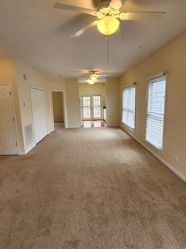 Building Photo - 915 Nottingham Dr