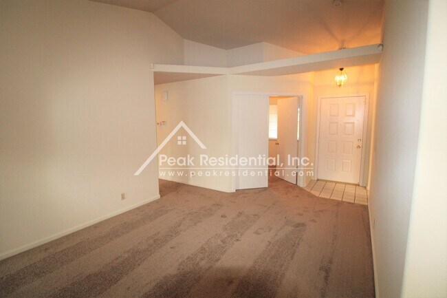Foto del edificio - Nice 3bd/2ba House with 2 Car Garage near Bell & Rio Linda Blvd