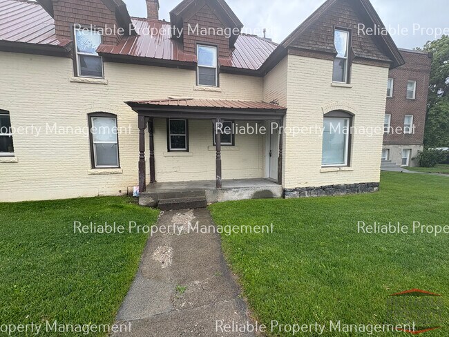 Foto del edificio - 124 N Corner St