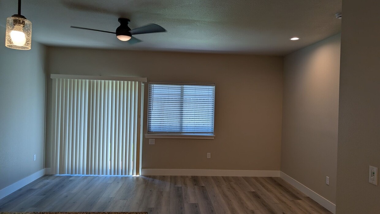 Building Photo - Cozy 2-Bed, 2-Bath Townhouse with Modern T...
