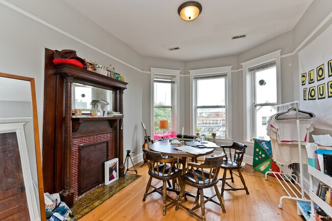 Building Photo - Sunny 3bed/1bath with updated kitchen - au...