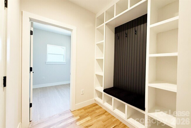 Foto del edificio - 566 Car Farm Rd