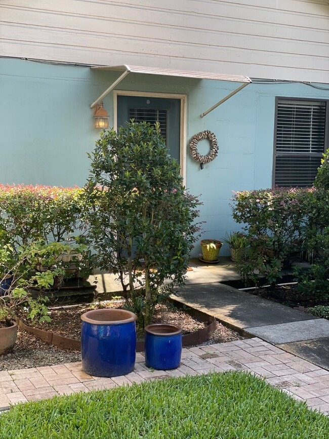 2 Bedroom, 1 Bath - Colonial Town - 2 Bedroom, 1 Bath -  Colonial Town House