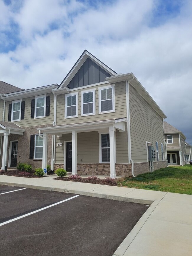 Building Photo - COMING SOON! Beautiful Townhome in Columbi...