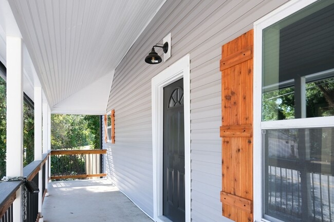 Building Photo - Charming 2BR/2BA Home