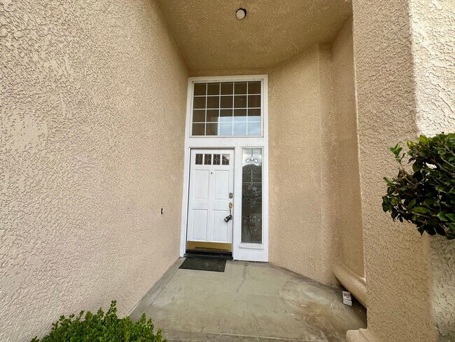 Foto del edificio - Beautiful 4 Bedroom Single Family Home with Pool and Pool Service Included for Lease in Rancho Cu...