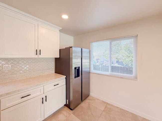 Foto del edificio - Renovated Triplex with Private Yard, AC, and Parking