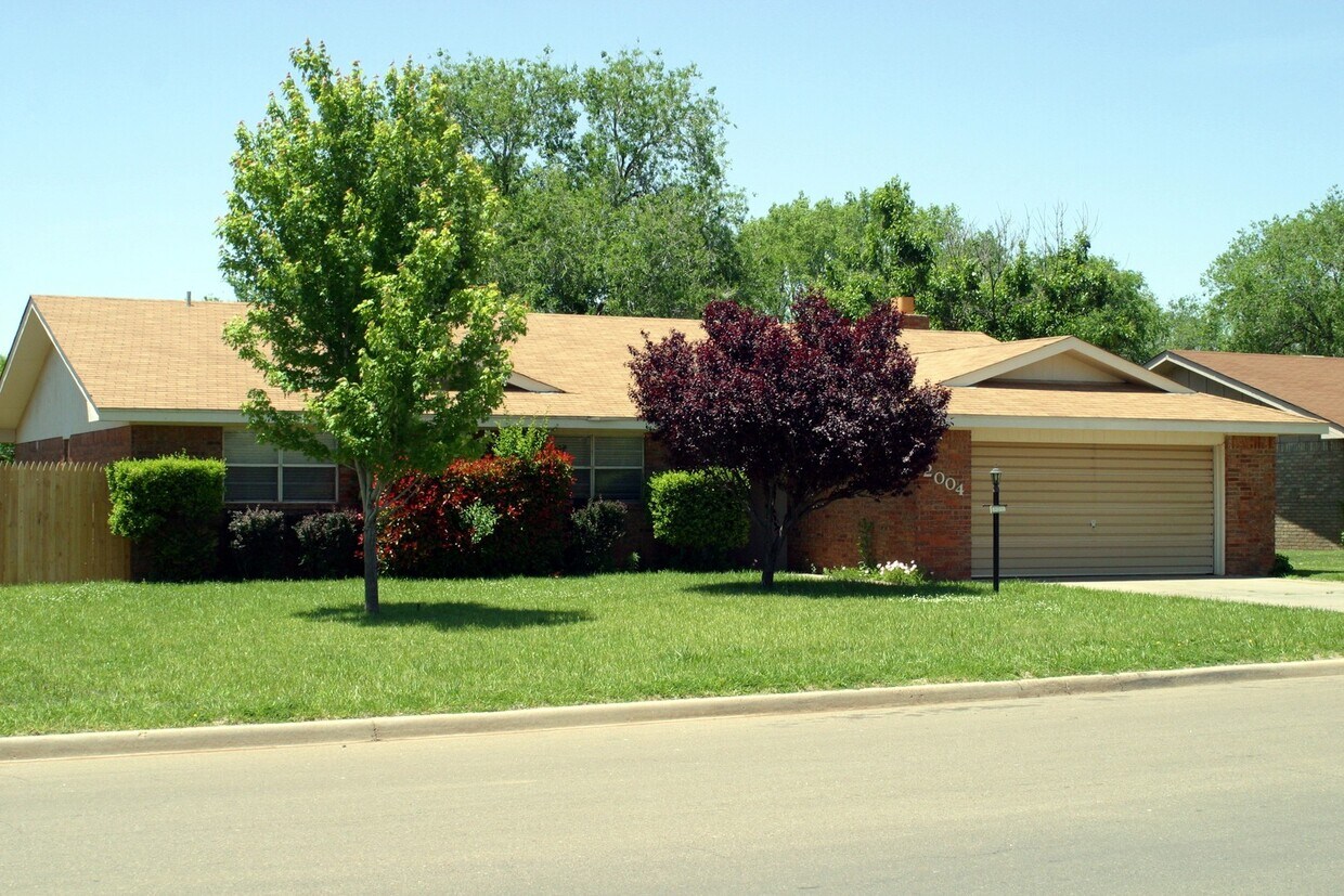 Primary Photo - LARGE HOME IN COLONIAL PARK