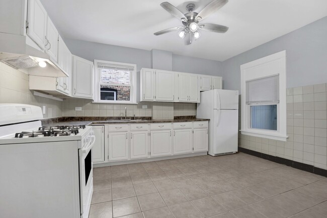 Foto del edificio - 5015 W Montrose Ave