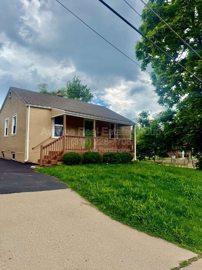 Building Photo - 927 N Elm Ave