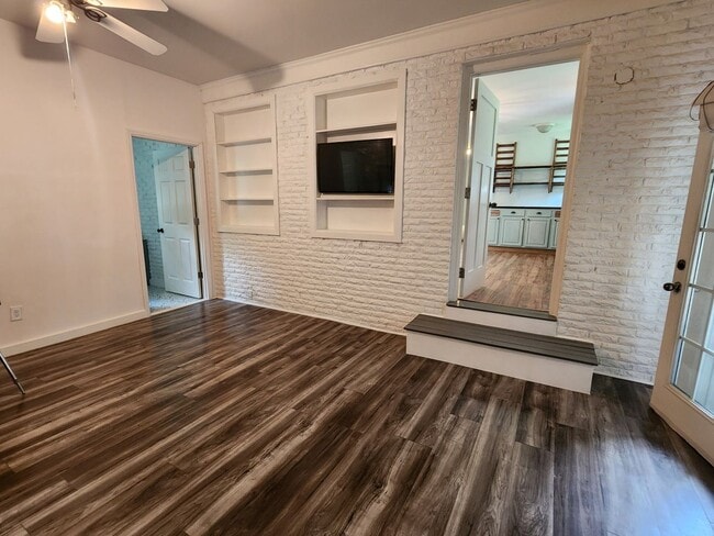 Foto del edificio - Remodeled home just two minutes from Spring Hill's Main Street!