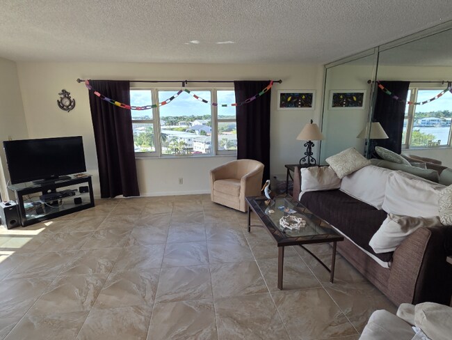 Foto del edificio - 1200 Hibiscus Ave