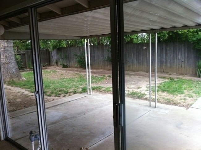 Building Photo - Spacious 3BR/2BA Home in South Sacramento