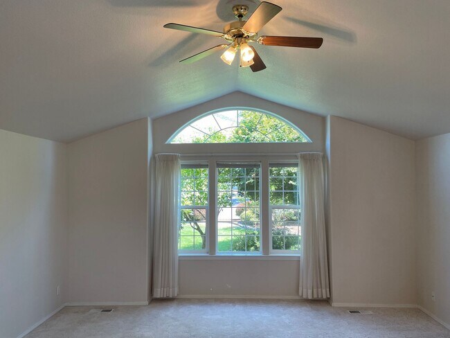 Foto del edificio - Well Maintained 4 bedroom, 2 bath in desir...