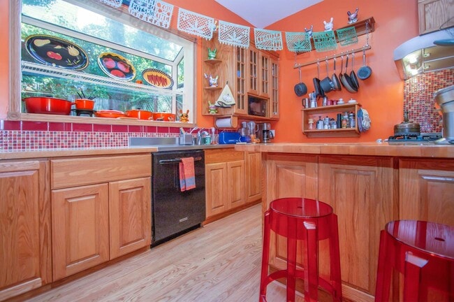 Building Photo - FURNISHED:Historic Victorian in Bernal Hei...