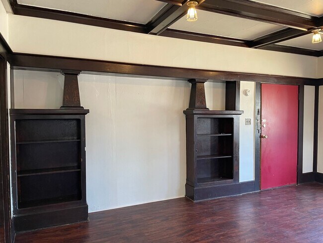 Foto del edificio - Beautiful Wood Details-Charming 1 Bedroom 1 Bath