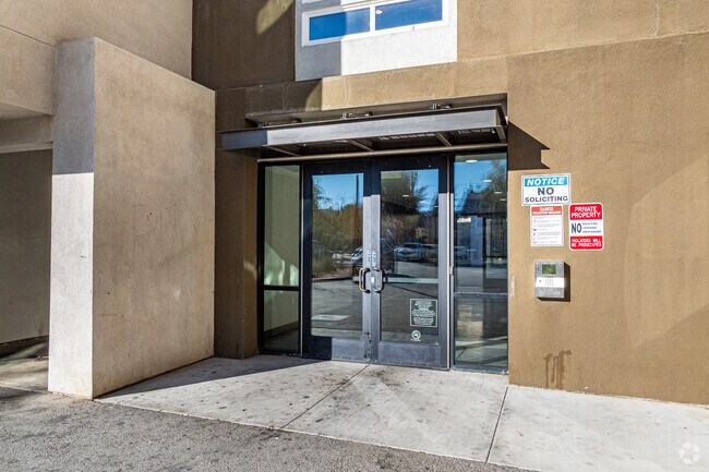 Entrada - Courson Arts Colony - East