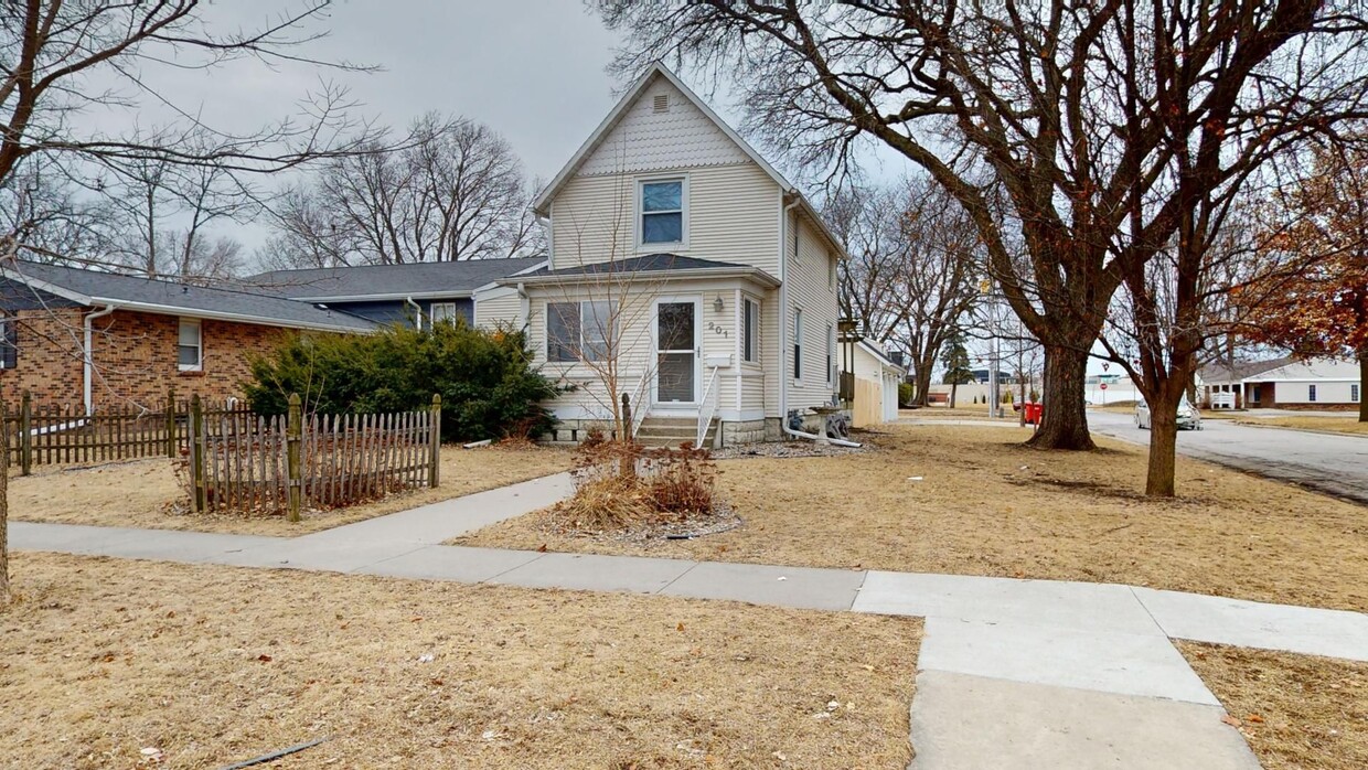 Primary Photo - AVAILABLE AUGUST 1st! 3 Bedroom House w/ G...