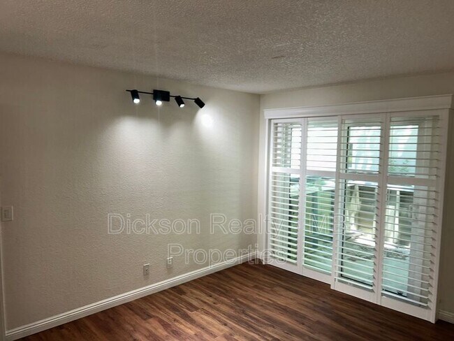 Foto del edificio - 7680 Bluestone Dr