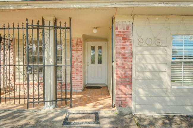 Foto del edificio - 806 Coolwood Dr