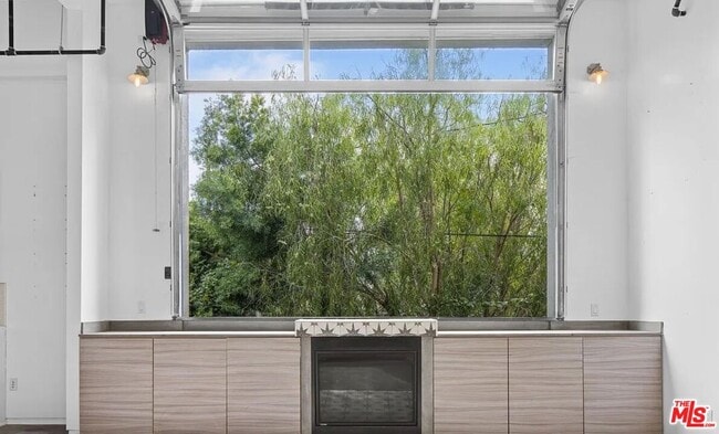 Building Photo - 615 6th Ave