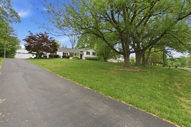 Foto del edificio - Rare Rockville Retreat: Nearly 3,000 SF on a Private 1-Acre Lot!