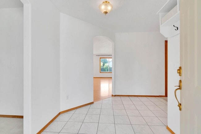 Building Photo - Bright, roomy 3-bdrm/2-bath home w/ office...