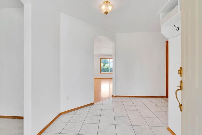 Foto del edificio - Bright, roomy 3-bdrm/2-bath home w/ office...