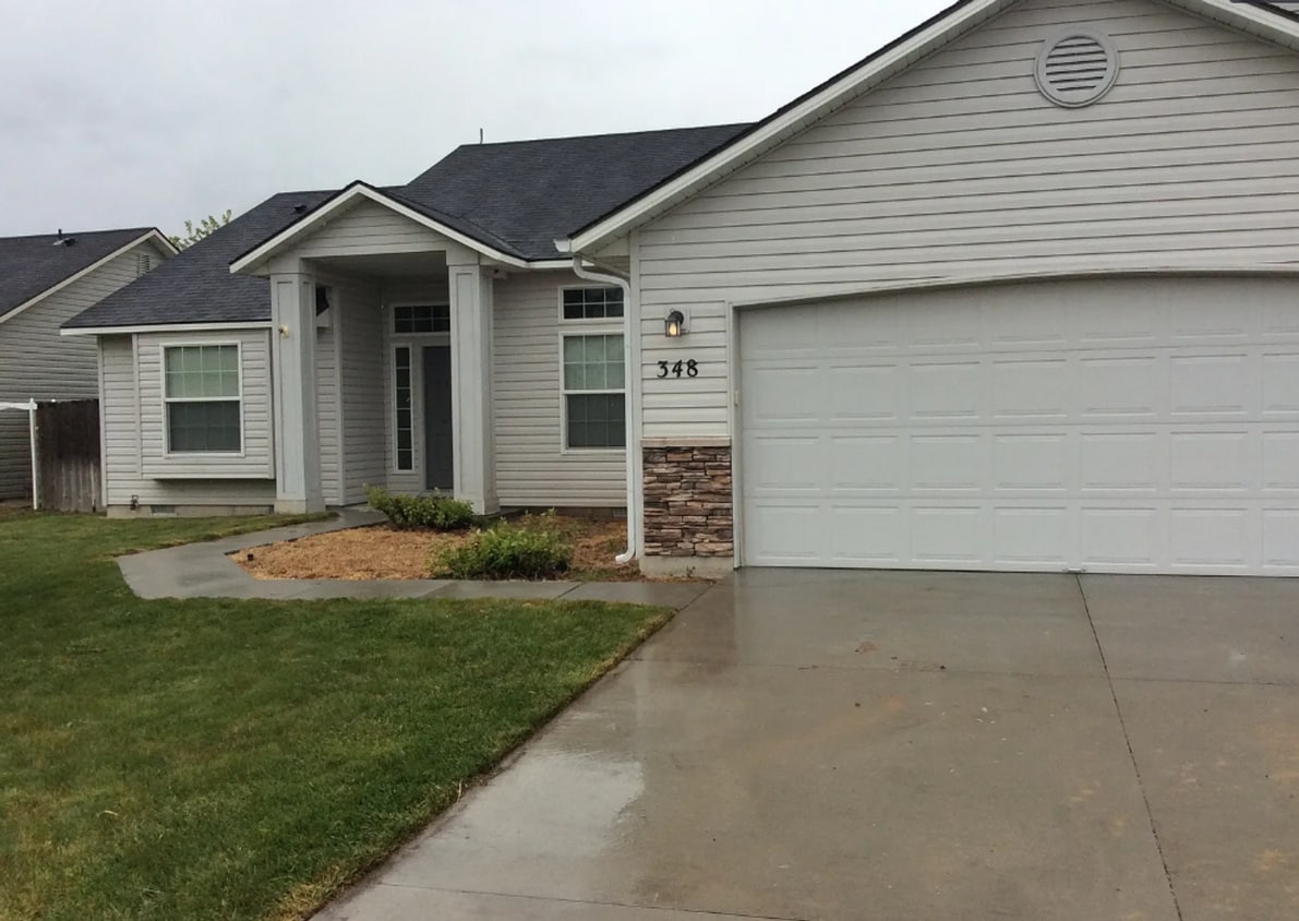 Primary Photo - Comfortable & Stylish Single-Level Living ...
