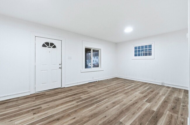 Foto del edificio - Freshly Updated 3-Bed Home with Back Parking