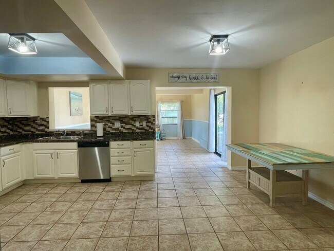 Building Photo - Charming 3-Bedroom Home for Rent in Prime ...