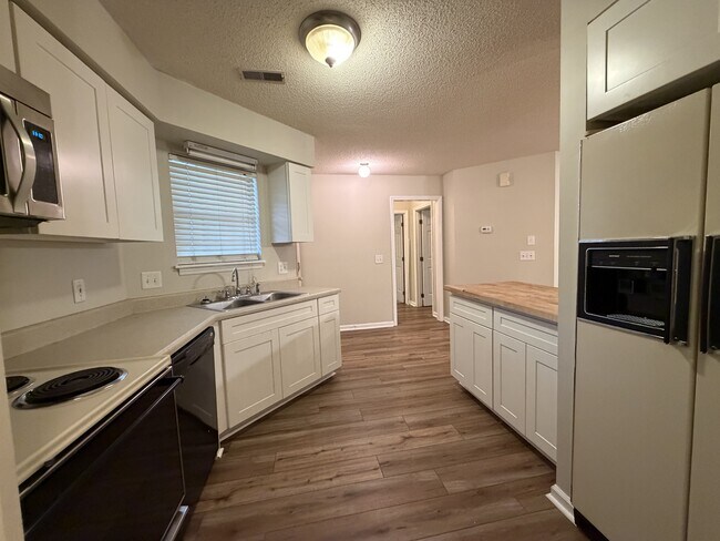 Building Photo - 2936 Mulberry Ln