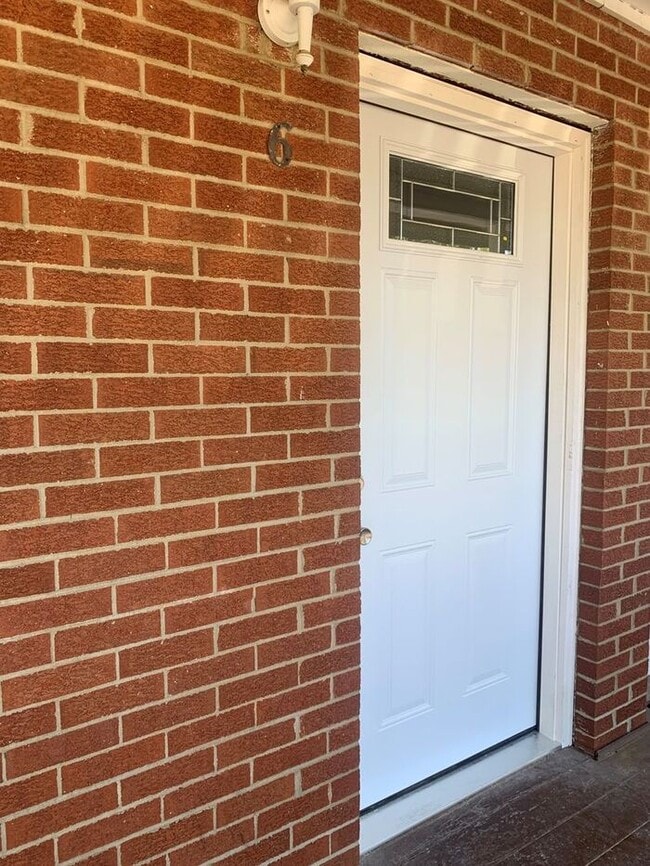 Building Photo - Newly Remodeled 1 Bed, 1 Bath Upper Apartm...