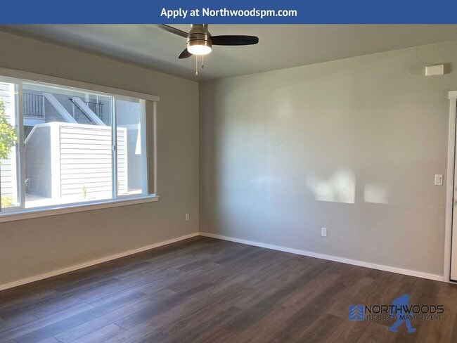 Building Photo - Newer Very Nice 2 Bedroom 1 Bathroom Downs...