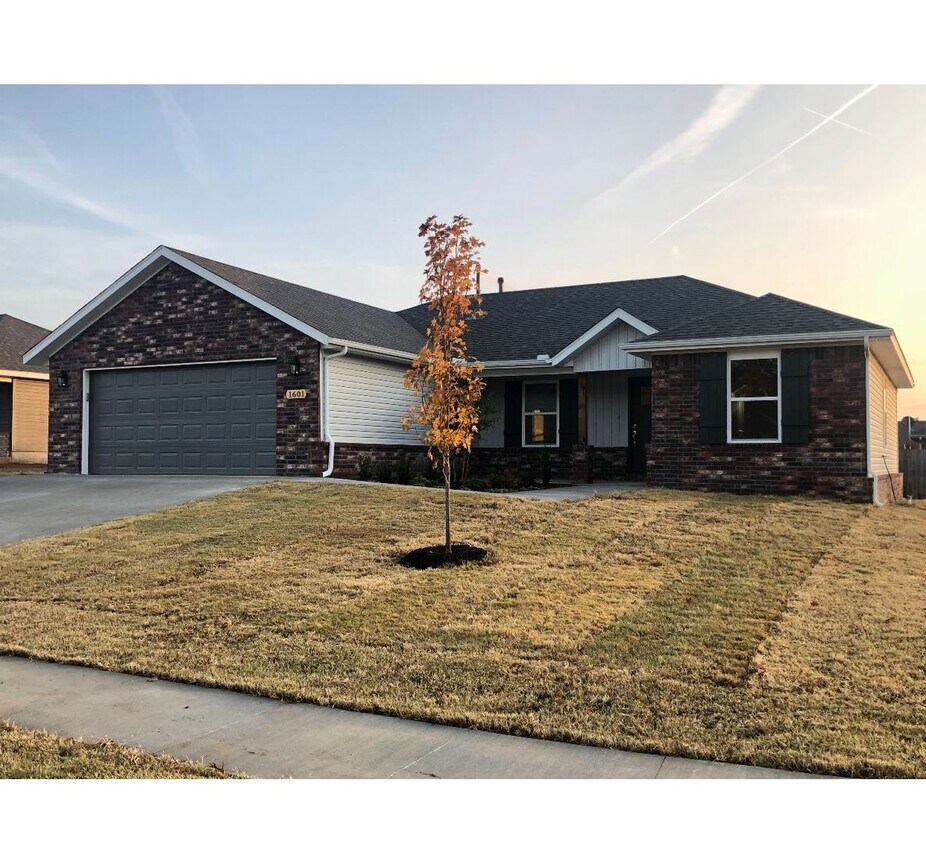 Foto principal - 3 Bedroom 2 Bath Home in Prairie Grove!