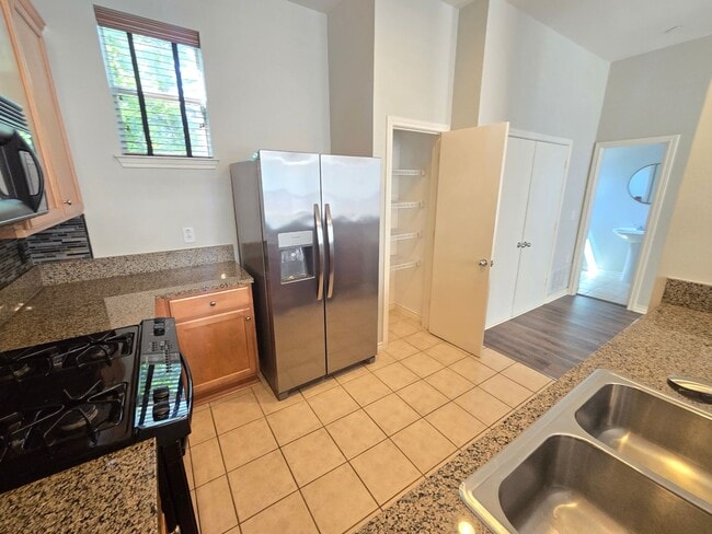 Building Photo - Come experience Uptown living at this resi...