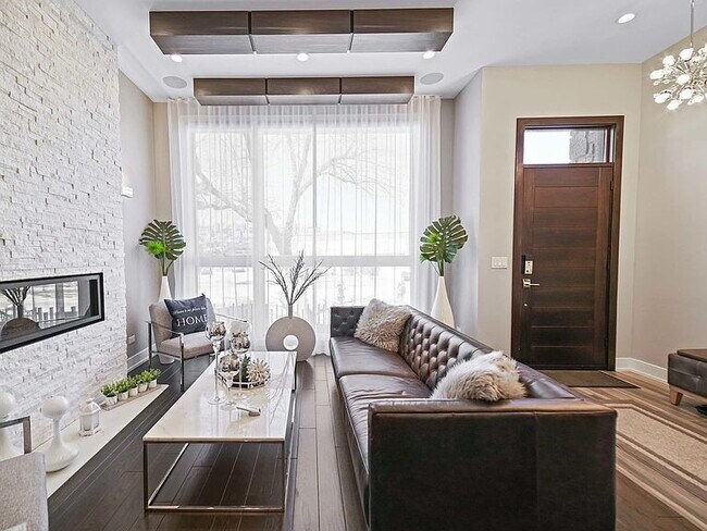 Foto del edificio - "Spacious 5-Bedroom Gem with 3 Full Baths in the Heart of Chicago – 4,200 Sq Ft of Comfort and St...