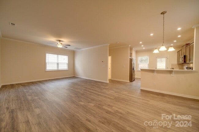 Building Photo - 7015 Thornrose Dr