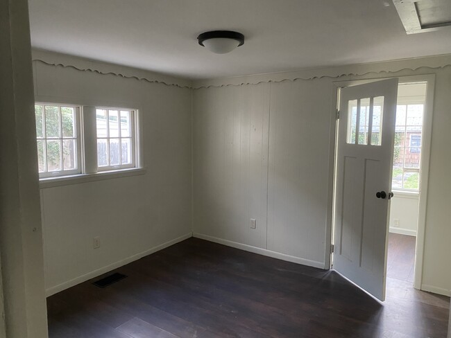 Building Photo - 112 W Tyler St