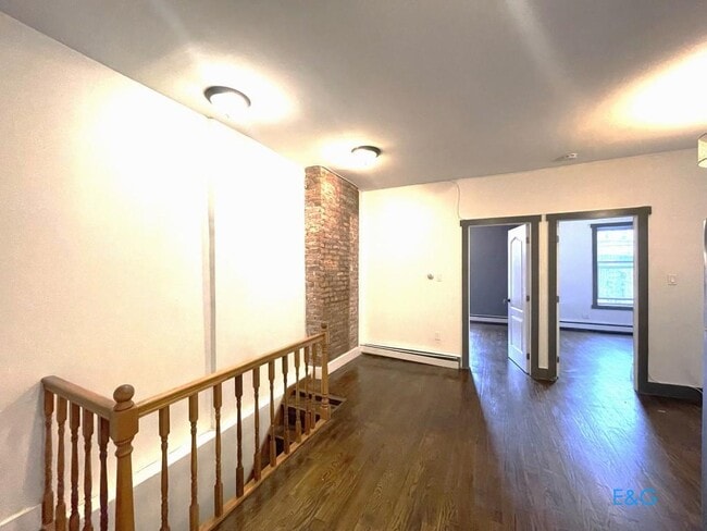 Building Photo - Renovated 3 Bedrooms 1.5 Bath  Duplex with...