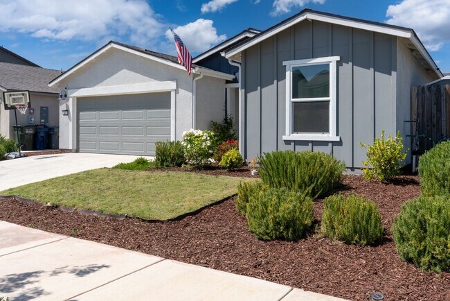 Building Photo - 627 Suzanne Dr