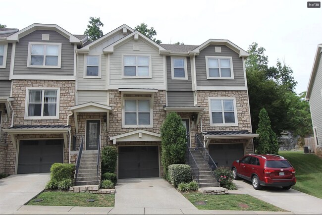 Building Photo - Spacious townhome, garage, 2 bed, 2 bath, ...