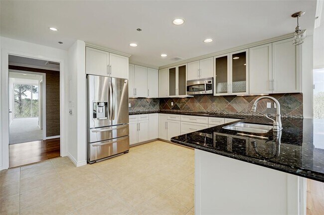Foto del edificio - 121 N Post Oak Rd