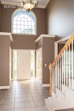 Foto del edificio - Spacious 2-story with Finished Bsmt and Fe...
