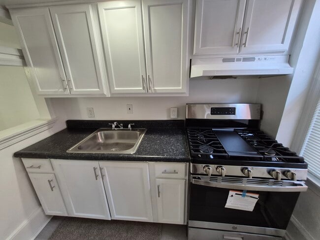 Building Photo - 20 S 61st St