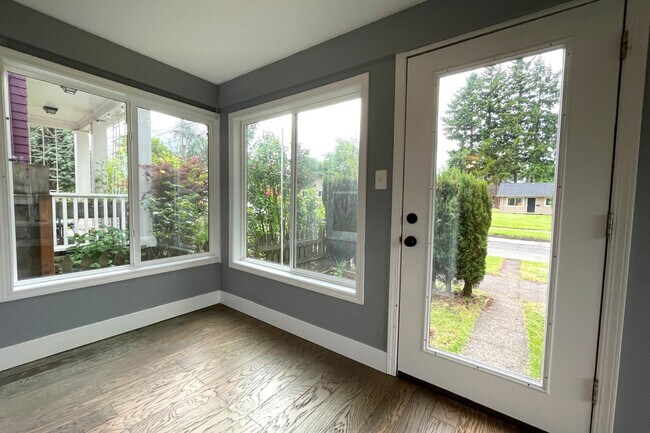 Foto del edificio - Cute Portsmouth Home with Sunroom, Fenced ...