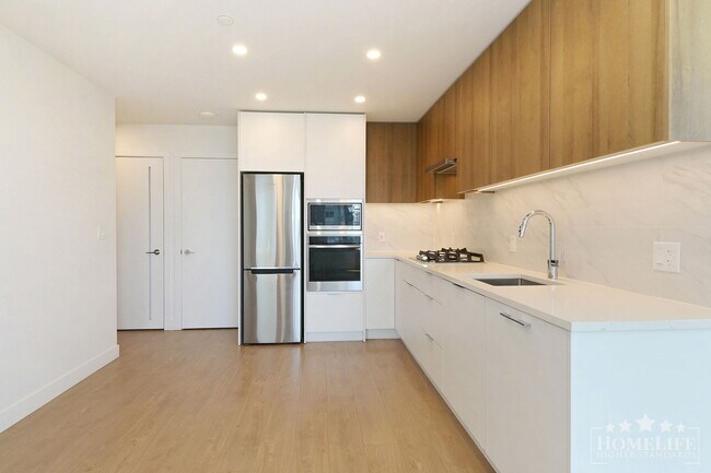 Photo du bâtiment - Presenting this stunning 2-bedroom, 1-bathroom home on the 21st floor of The Holland in the heart...
