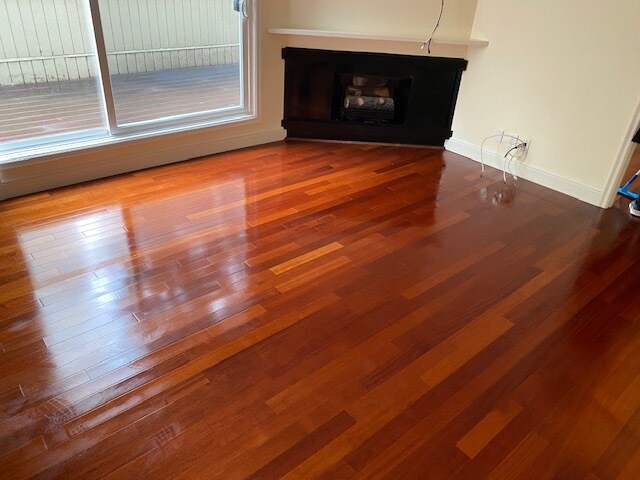 Amplia sala de estar con luz natural. - 1580 Lombard St