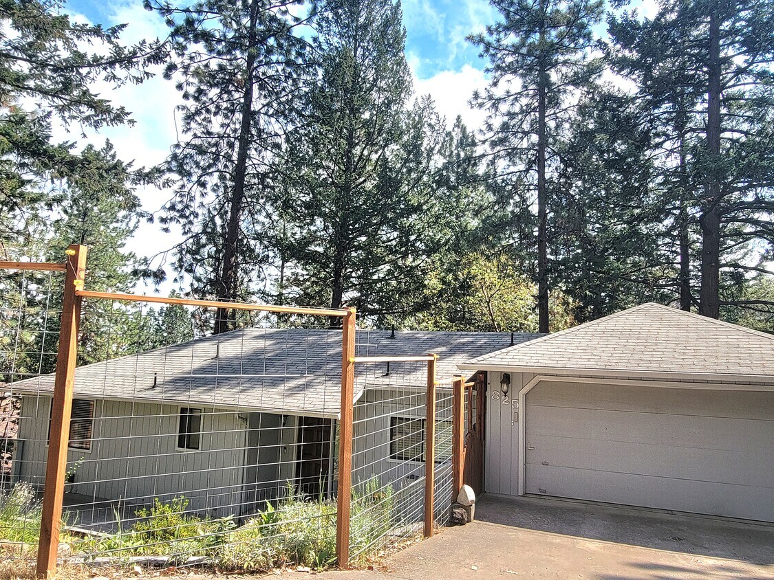 825 Waterline Rd, Ashland, OR 97520 House Rental in Ashland, OR